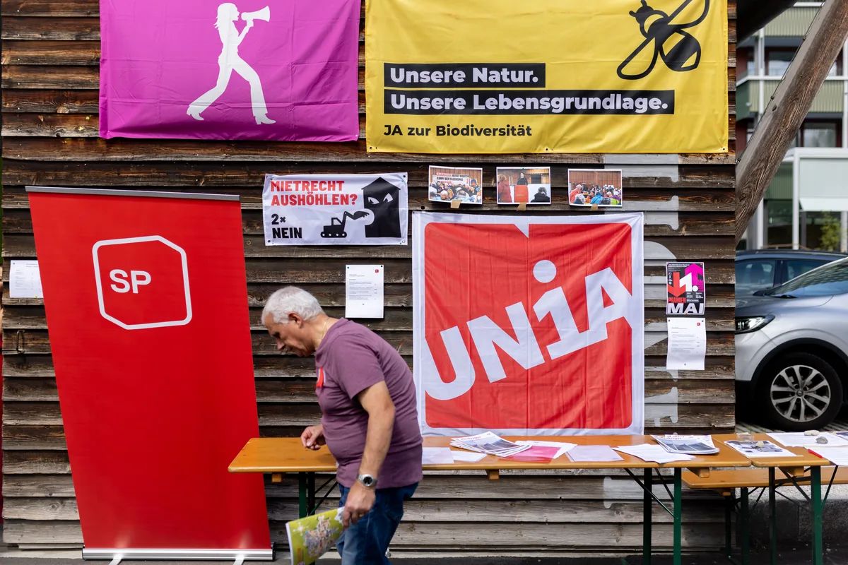 Plakate an einer Wand.